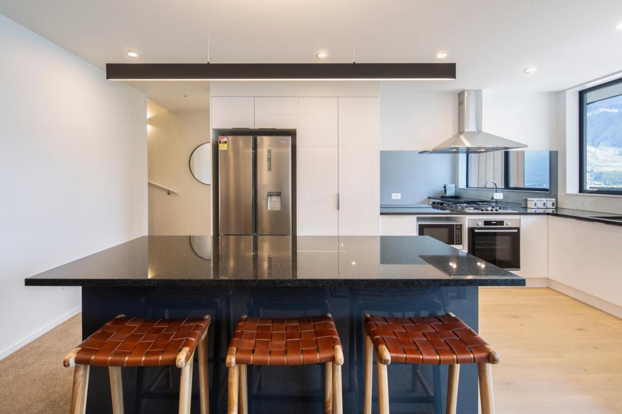 4 Bedroom Home With Elevated Views Of Lake Wakatipu & The Remarkables クイーンズタウン エクステリア 写真