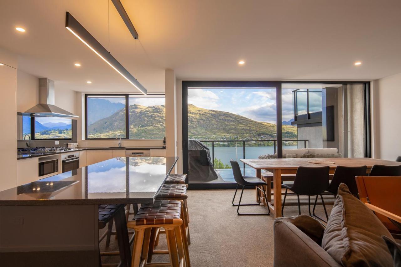 4 Bedroom Home With Elevated Views Of Lake Wakatipu & The Remarkables クイーンズタウン エクステリア 写真