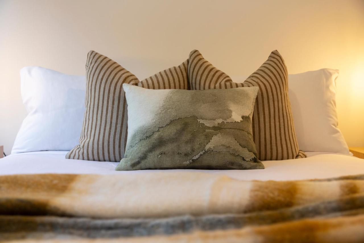 4 Bedroom Home With Elevated Views Of Lake Wakatipu & The Remarkables クイーンズタウン エクステリア 写真