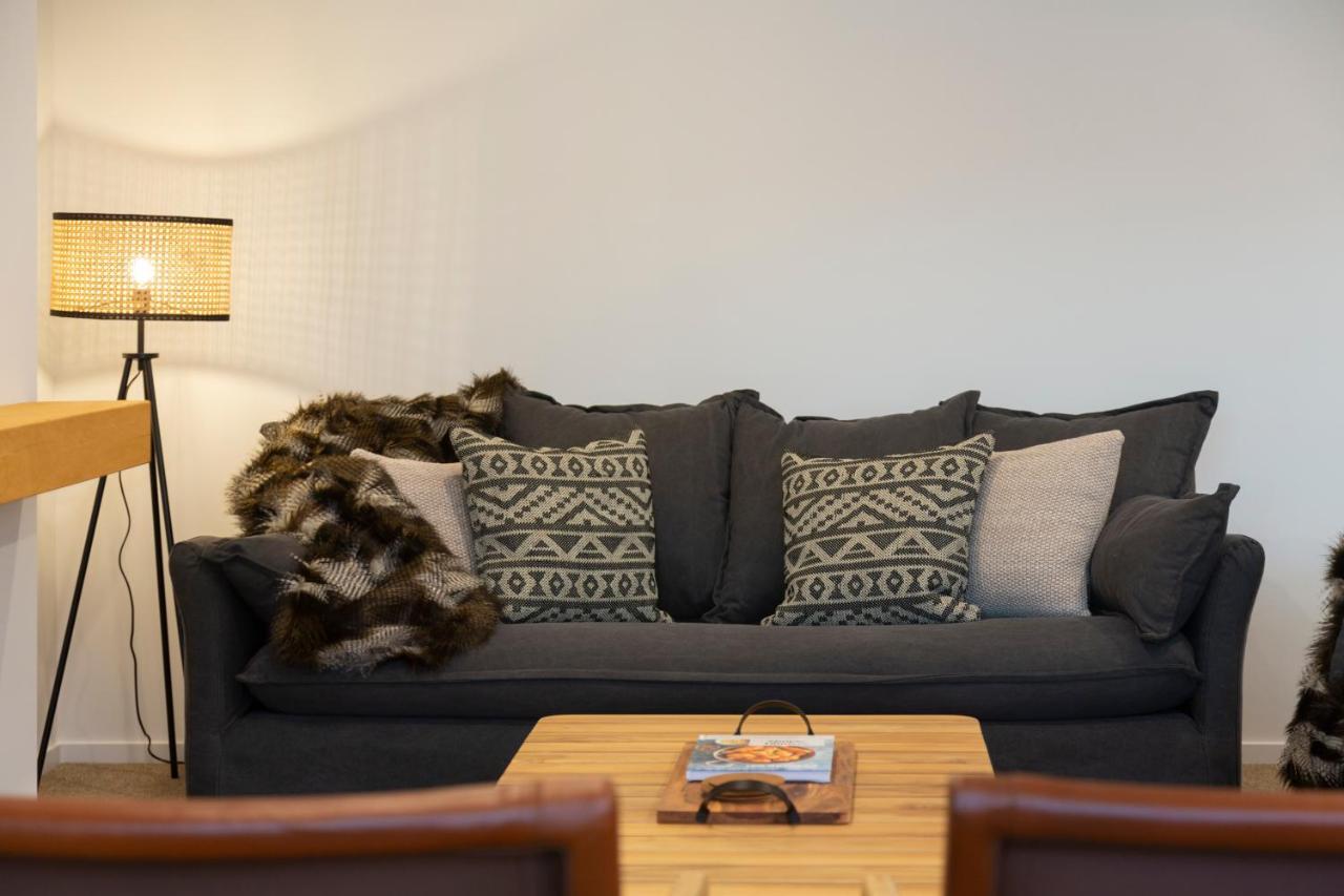 4 Bedroom Home With Elevated Views Of Lake Wakatipu & The Remarkables クイーンズタウン エクステリア 写真