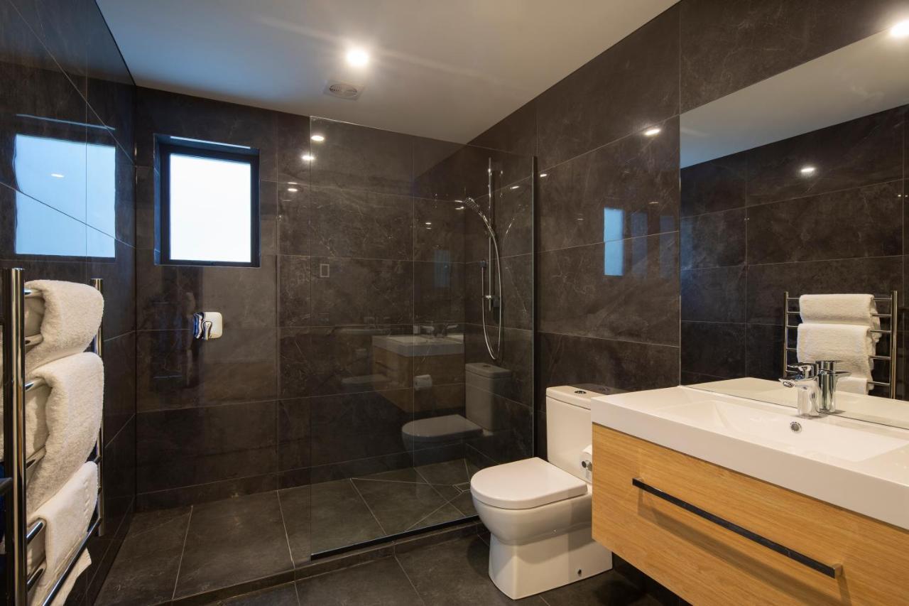 4 Bedroom Home With Elevated Views Of Lake Wakatipu & The Remarkables クイーンズタウン エクステリア 写真