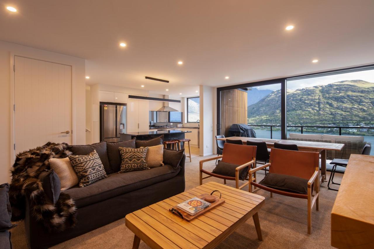 4 Bedroom Home With Elevated Views Of Lake Wakatipu & The Remarkables クイーンズタウン エクステリア 写真